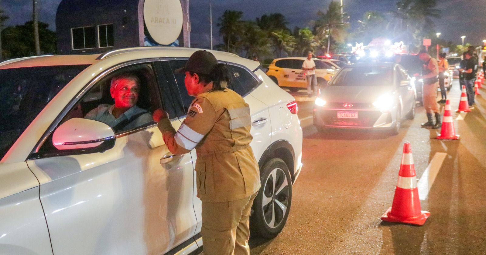 SMTT inicia campanha do Maio Amarelo com blitz educativa na Orla da Atalaia - SMTT Aracaju